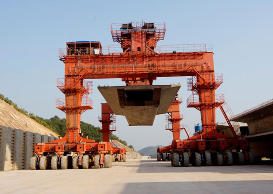 山东威海35 吨轮胎吊和汽车吊、履带吊有什么区别