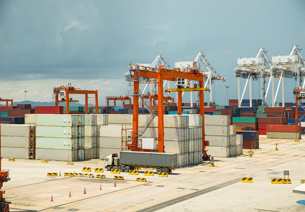 广东河源集装箱轮胎式起重机的车架和支腿如何保障重载稳定性