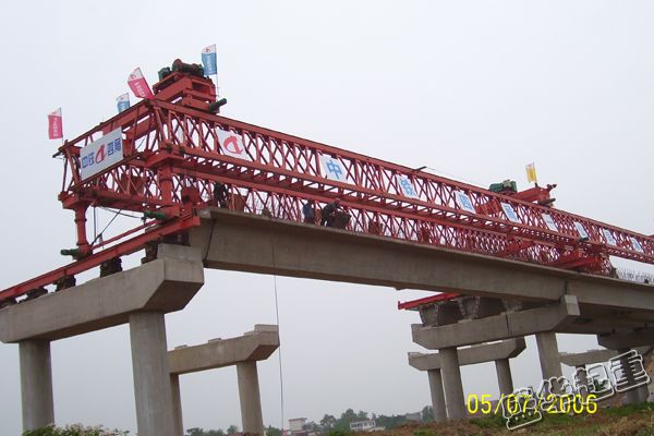公路铁路两用架桥机